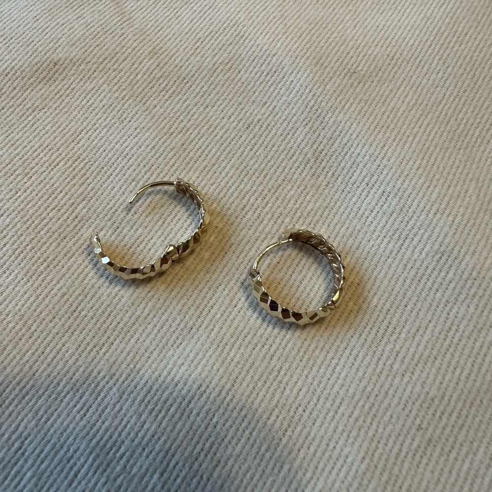 Like New! 14kt Gold diamond cut Hoop Earrings - - Picture 6 of 11